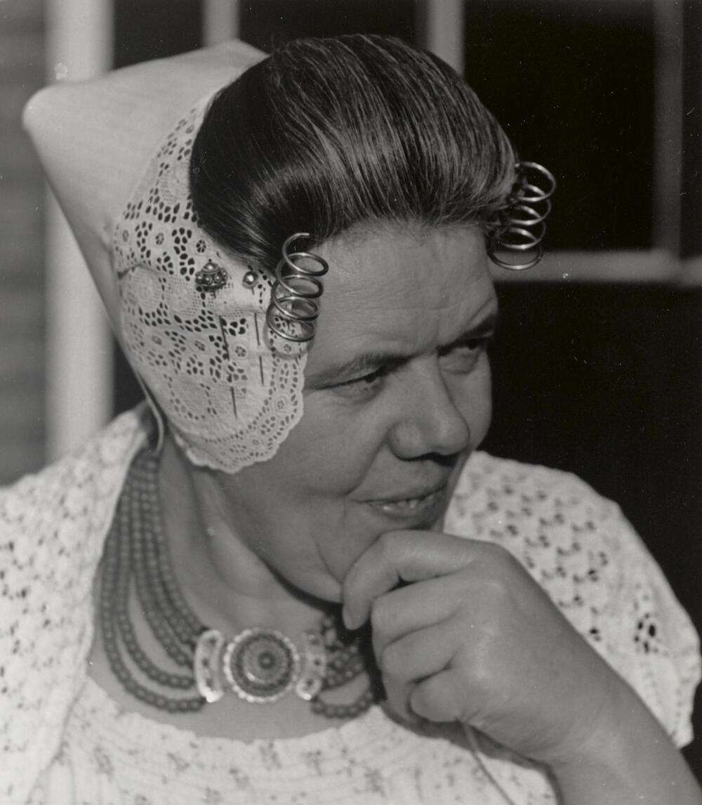 Martina de Vos uit Westkapelle in Walcherse dracht, 1950
