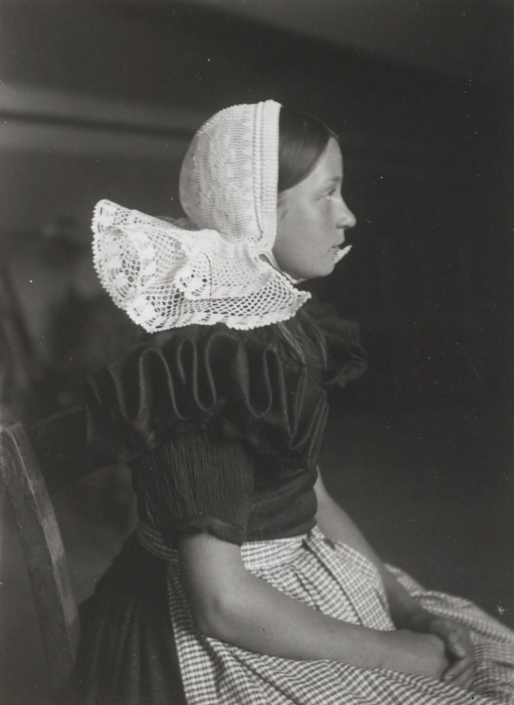 Meisje in Huizer dracht, circa 1916