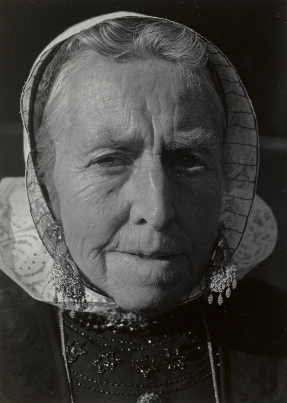 Mevrouw De Bruijne in Cadzandse dracht, 1950