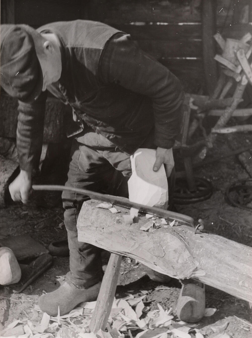 Bijsnijden van de klomp met het blokmes, Staphorst, 1944