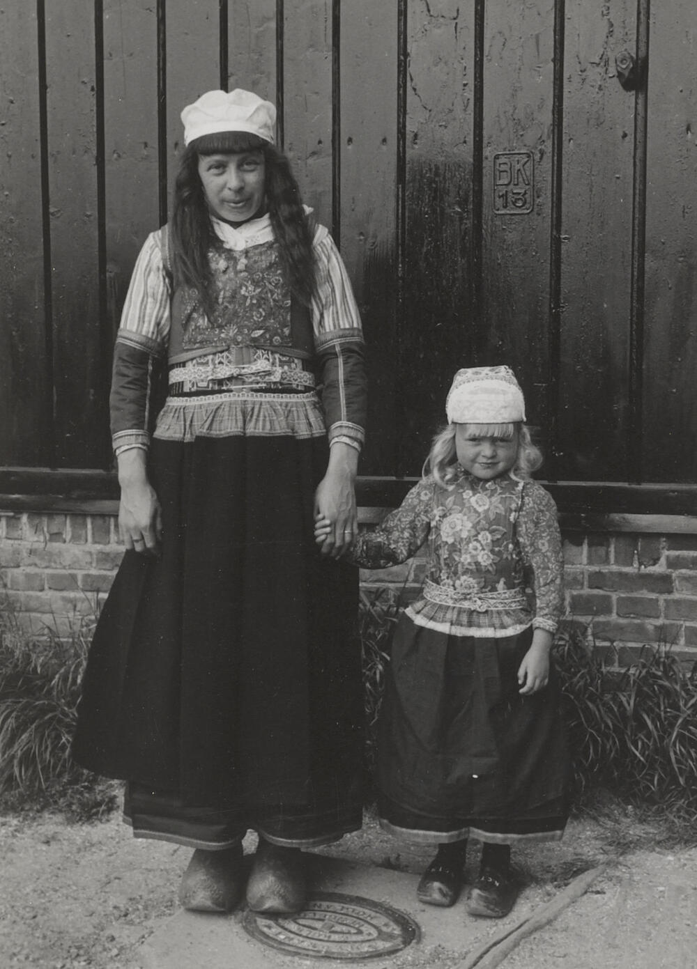 Vrouw en meisje in Marker dracht, 1943