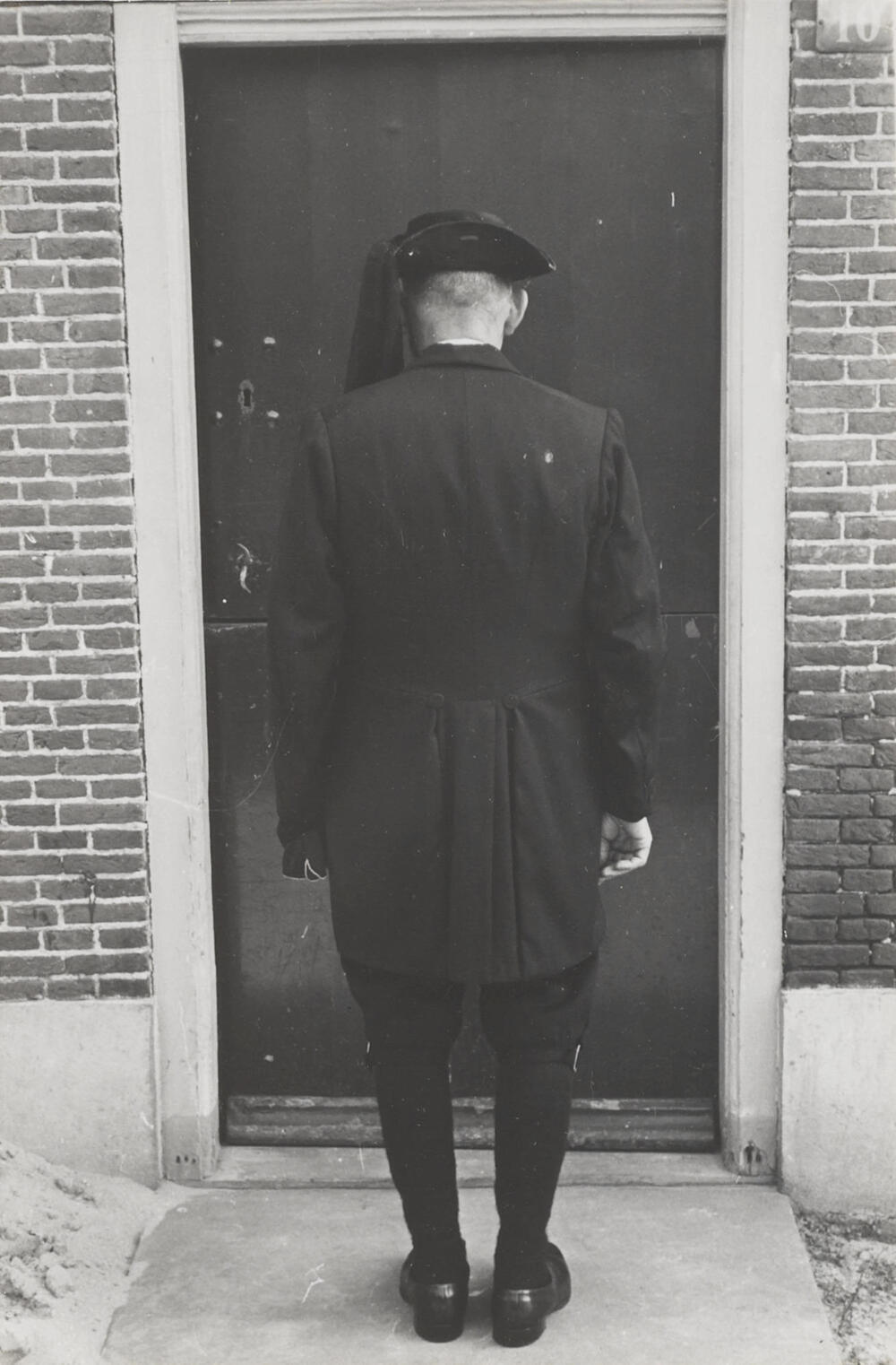 Man in aansprekerskostuum, Huizen, 1945