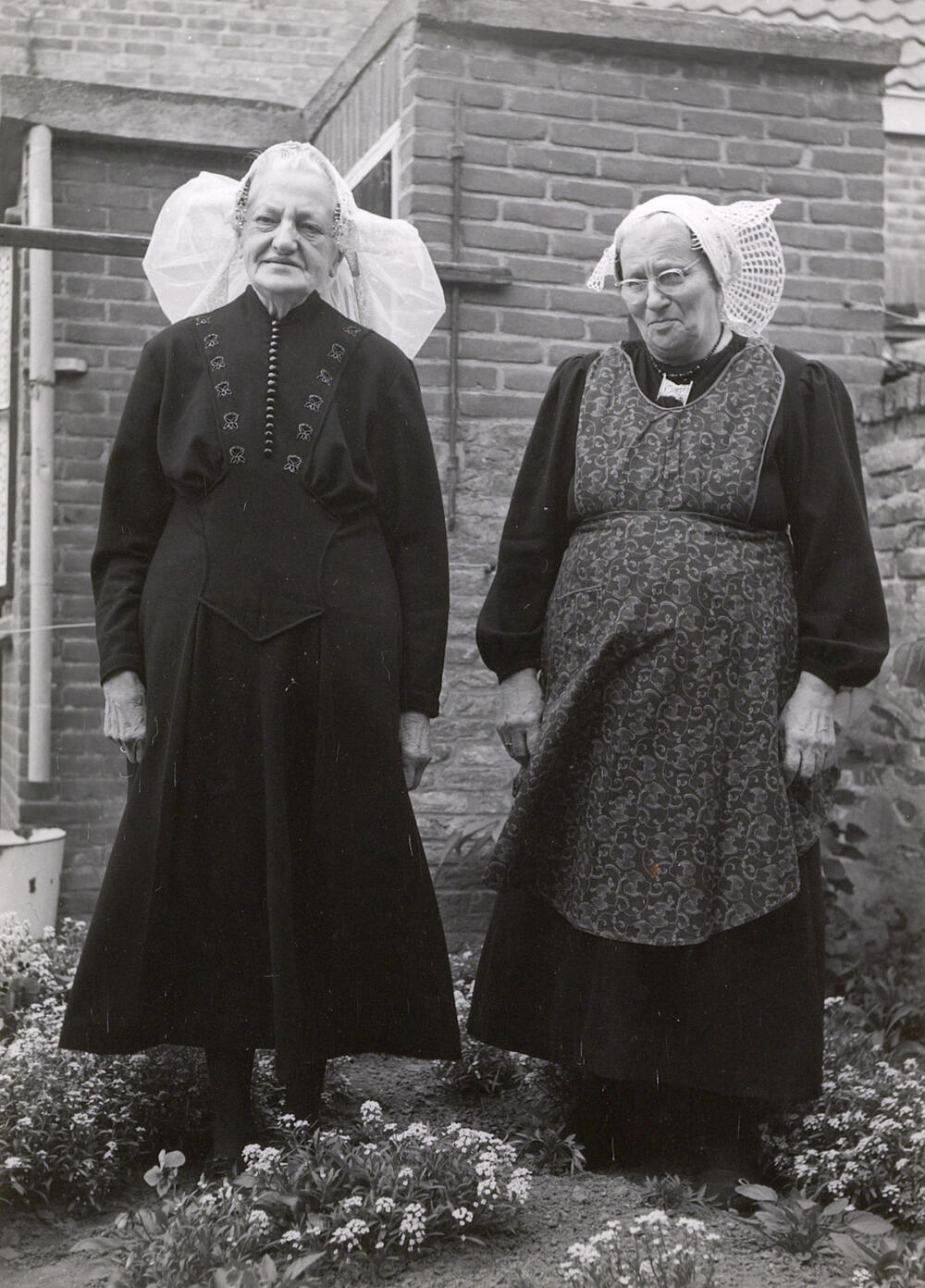 Twee vrouwen uit Oosterland in Duivelandse streekdracht, 1956