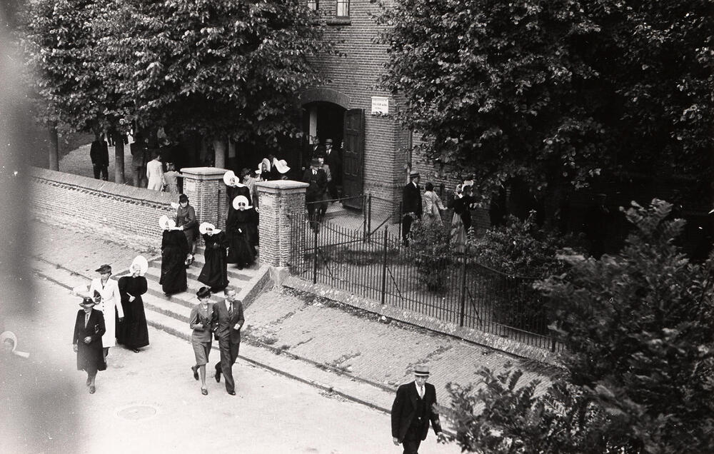 Kerkgang, Huizen, 1945