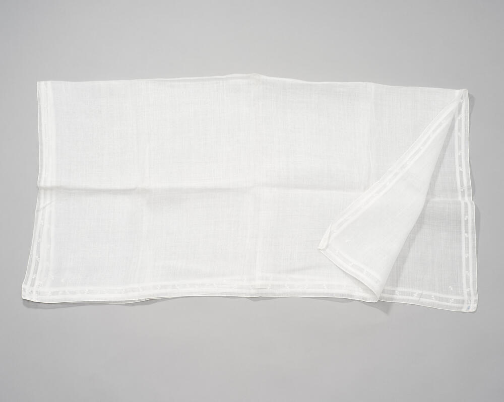 Vierkante batisten doek met rand, Zaanstreek, voor 1975