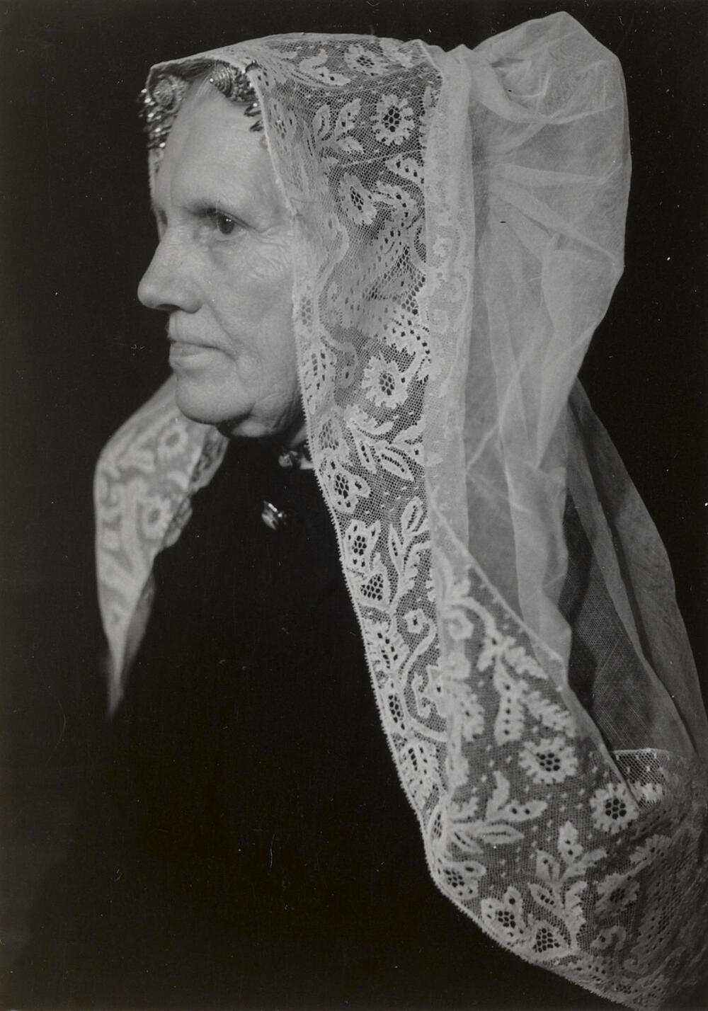 Mevrouw Keur uit Scherpenisse in Thoolse dracht, 1955