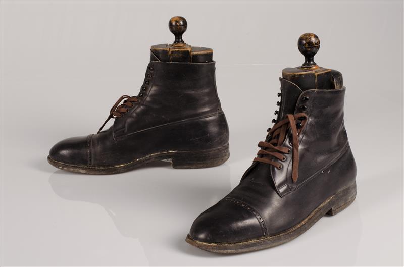 Paar herenveterschoenen met originele leest