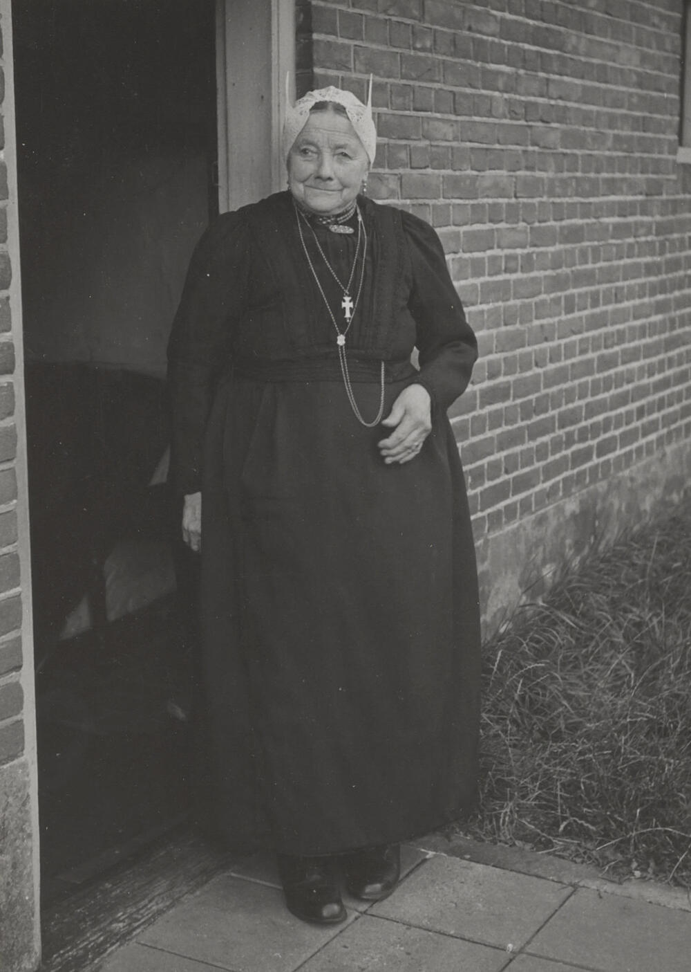 Weduwe Raven in streekdracht uit Blaricum, 1952