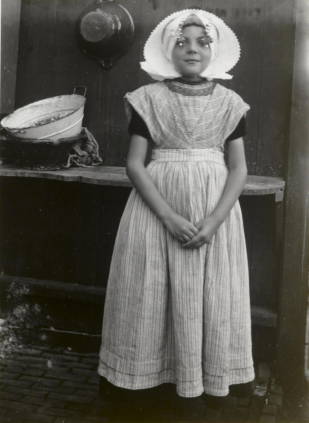 Meisje in streekdracht uit Nieuw- en Sint Joosland, 1913–1916