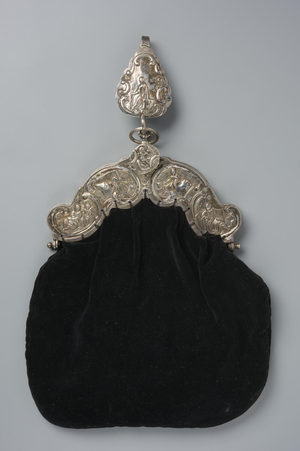 Beugeltas met haak, Friesland, 1814 en 1858