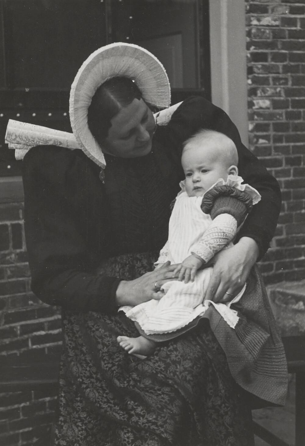 Vrouw en jongetje in streekdracht, Huizen, 1945