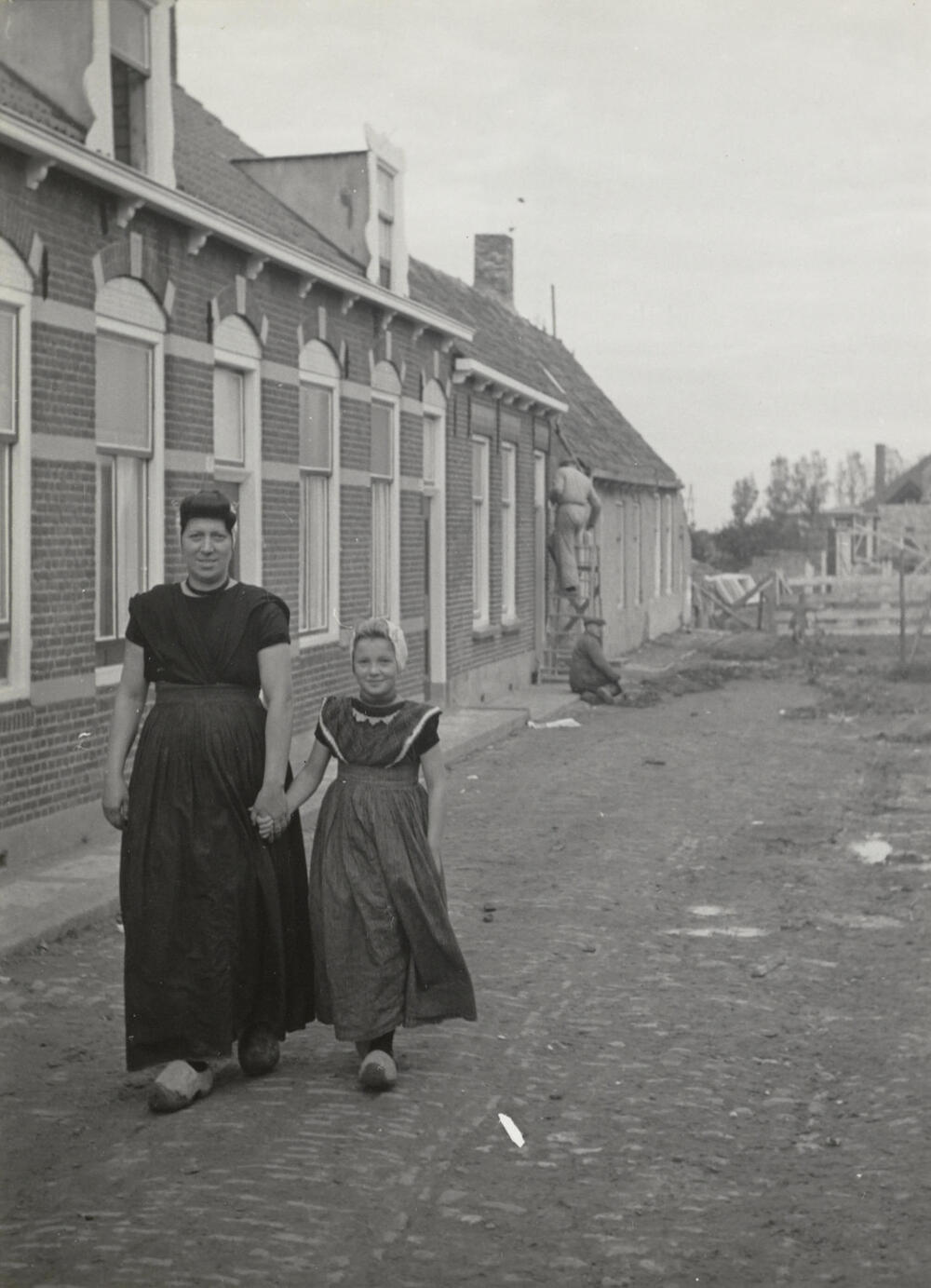 Janne van Belzen-Schets en Klazina van Belzen in Arnemuider dracht, 1950