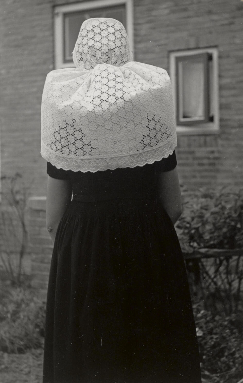 Kornelia Minderhoud uit Westkapelle in Walcherse dracht, 1950