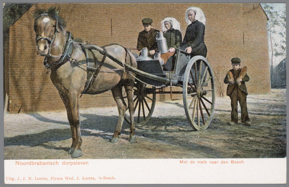 Man en twee vrouwen in Noord-Brabantse dracht op een paardenkar, 1902–1905
