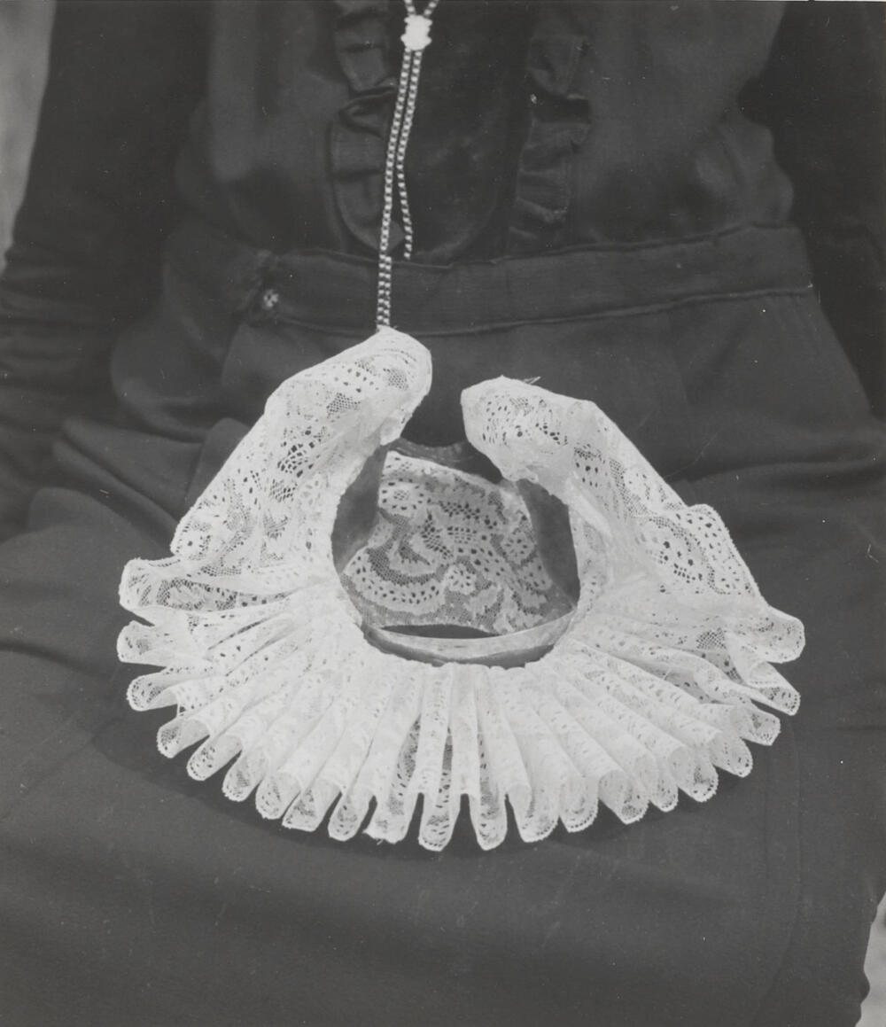 Opzetten van de 'kap', Laren, 1952