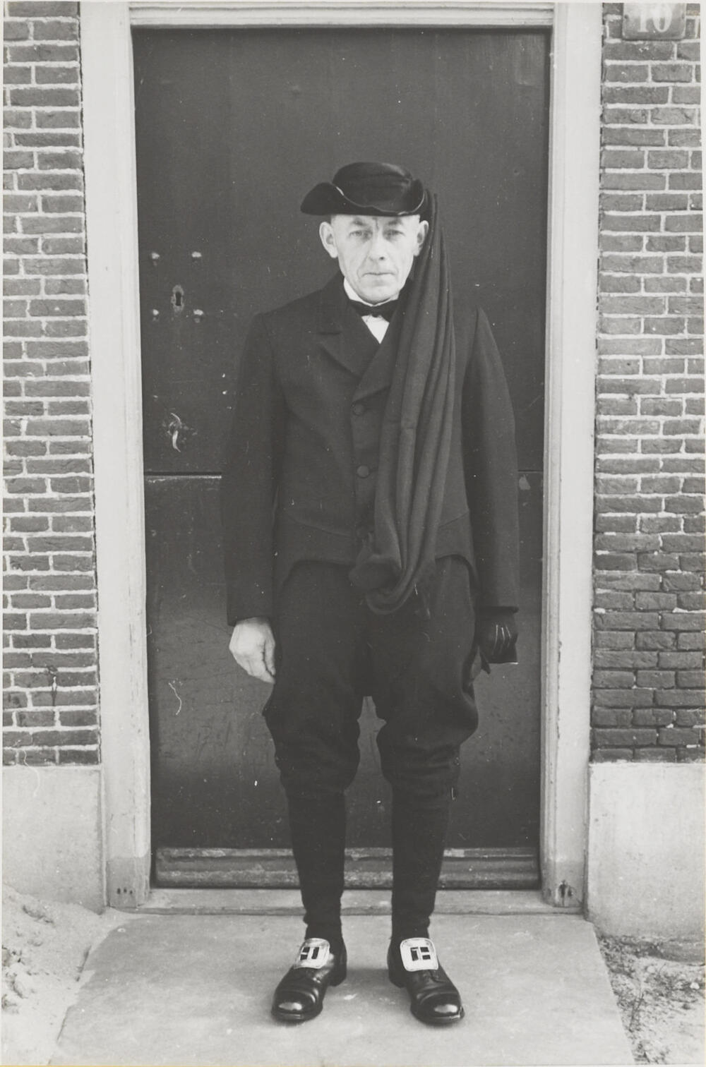 Man in aansprekerskostuum, Huizen, 1945