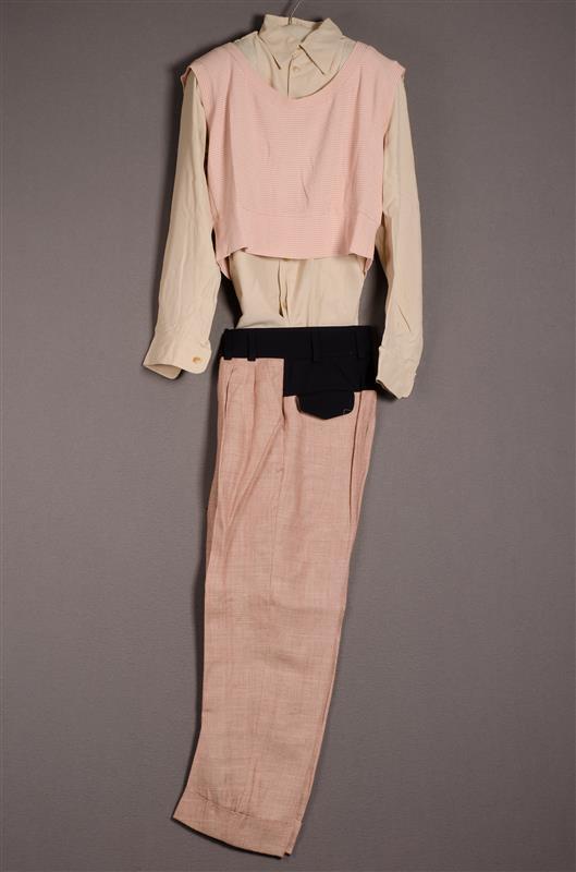Herenensemble bestaande uit colbert, pantalon, spencer, overhemd en schoenen uit de collectie La…
