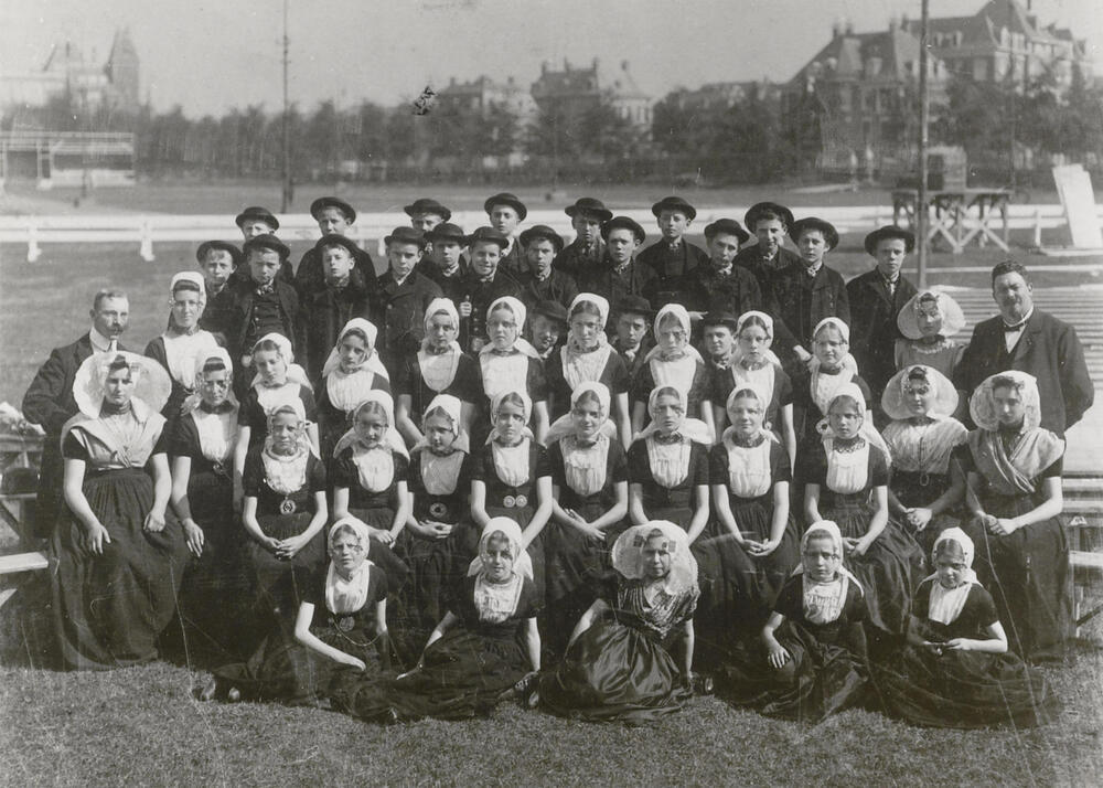Groep mensen in Walcherse en Zuid-Bevelandse streekdracht, 1913