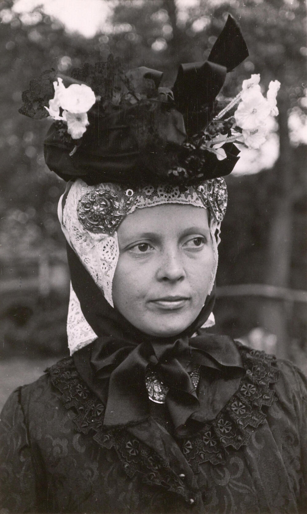 Vrouw verkleed in Drentse dracht, Oud Schoonebeek, 1946