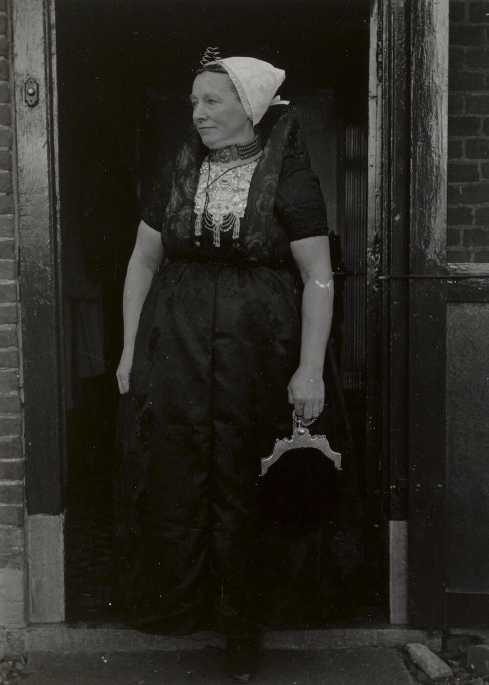 Suzanna van de Wege in Axelse streekdracht, 1950