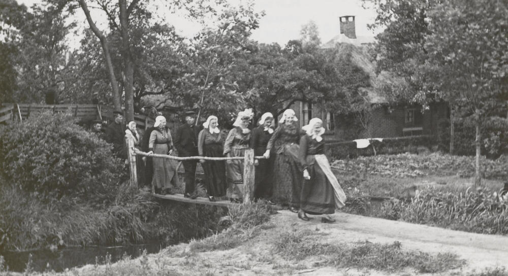 Gezelschap, verkleed in dracht, Giethoorn, 1947