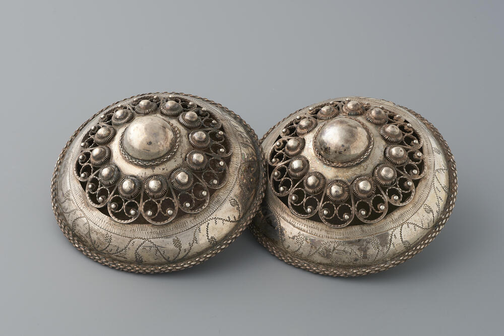Paar zilveren broekstukken, Zuid-Beveland, 1906