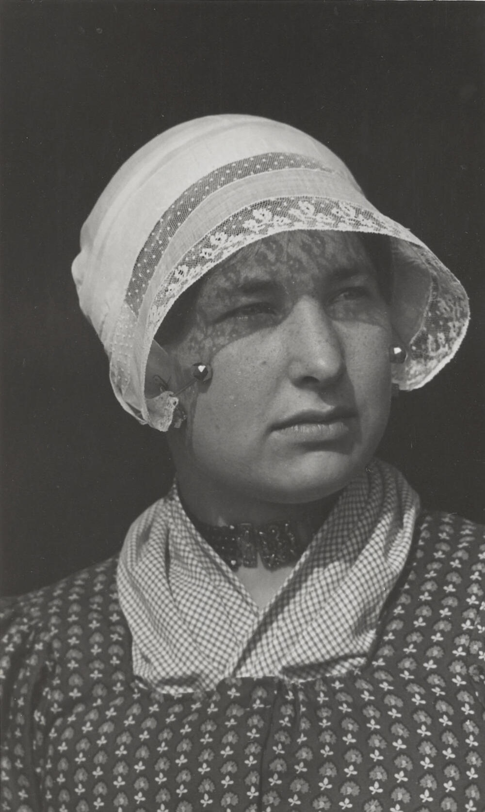 Vrouw verkleed in streekdracht, Huizen, 1945