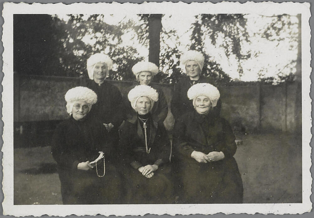 Vrouwen in dracht uit de Baronie van Breda, circa 1935