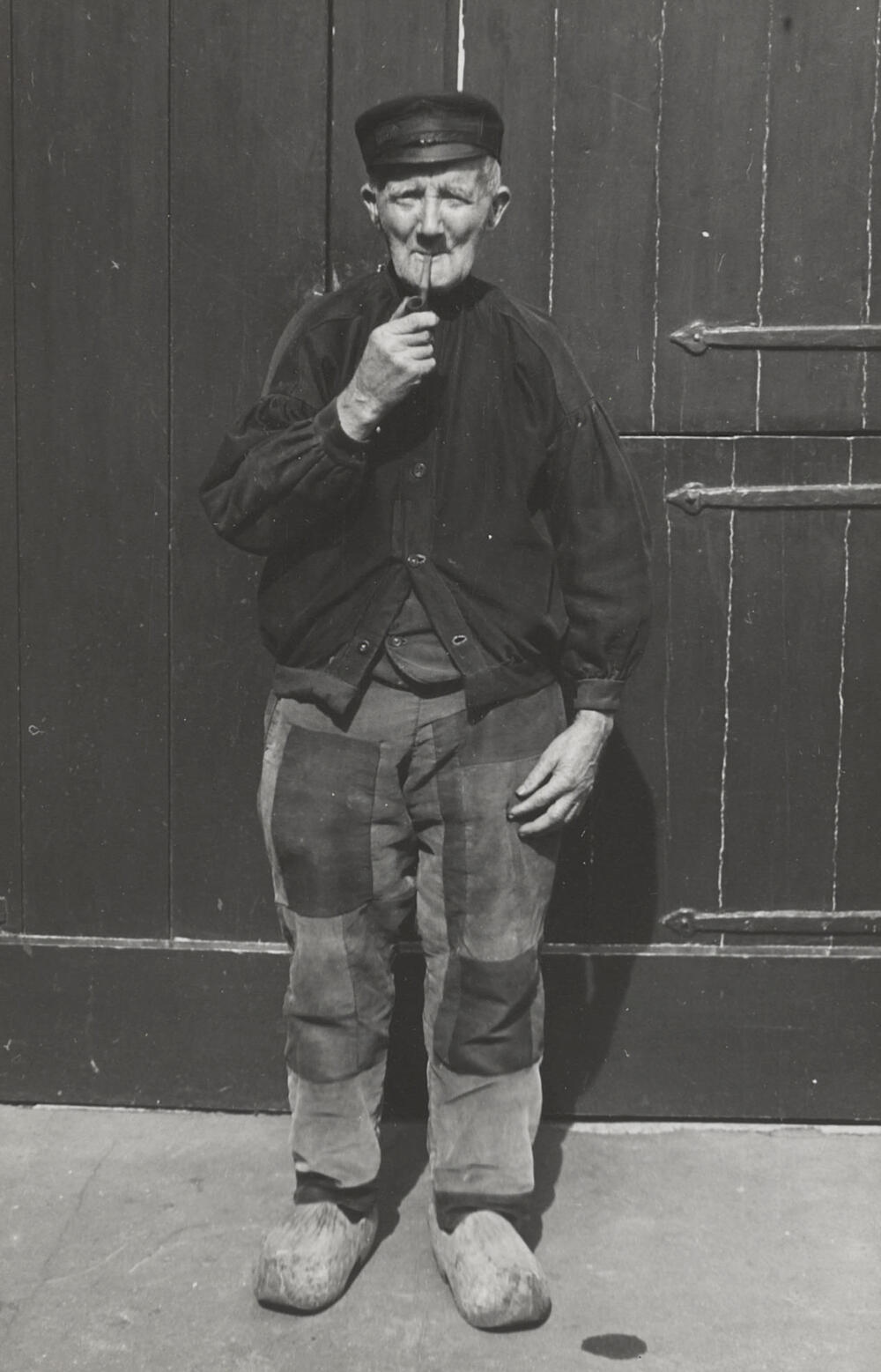 Lambert Rebel in streekdracht, Huizen, 1945