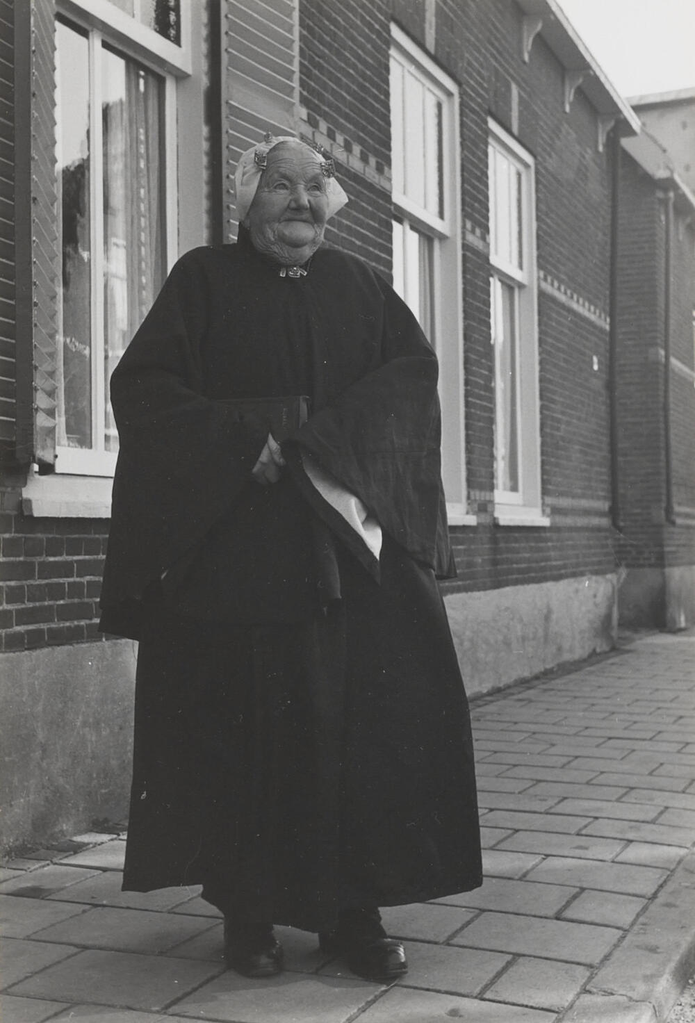 Elizabeth Duindam-Spaanderman in zondagse dracht, Noordwijk aan Zee, 1955