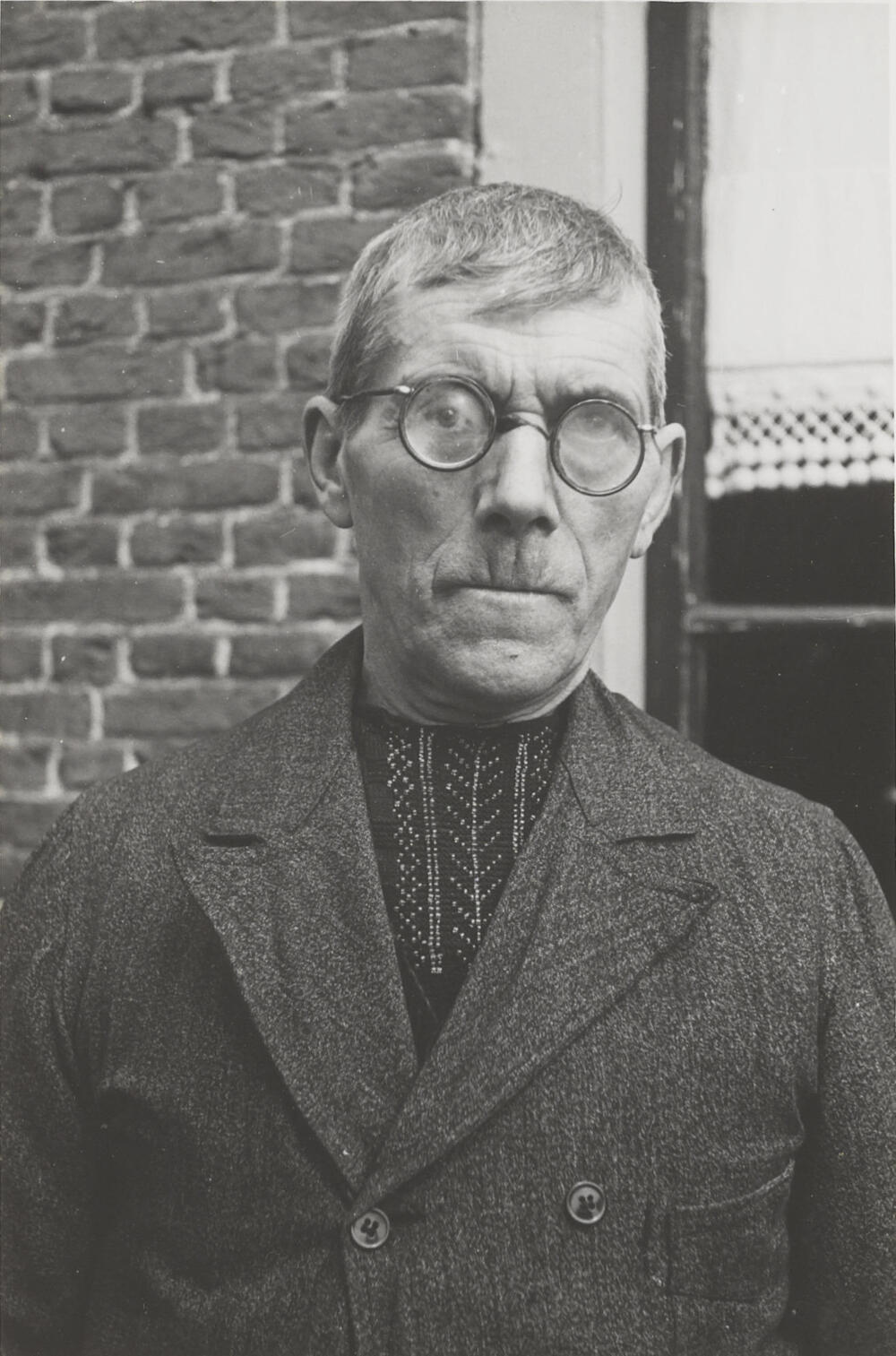 Man in streekdracht, Huizen, 1945