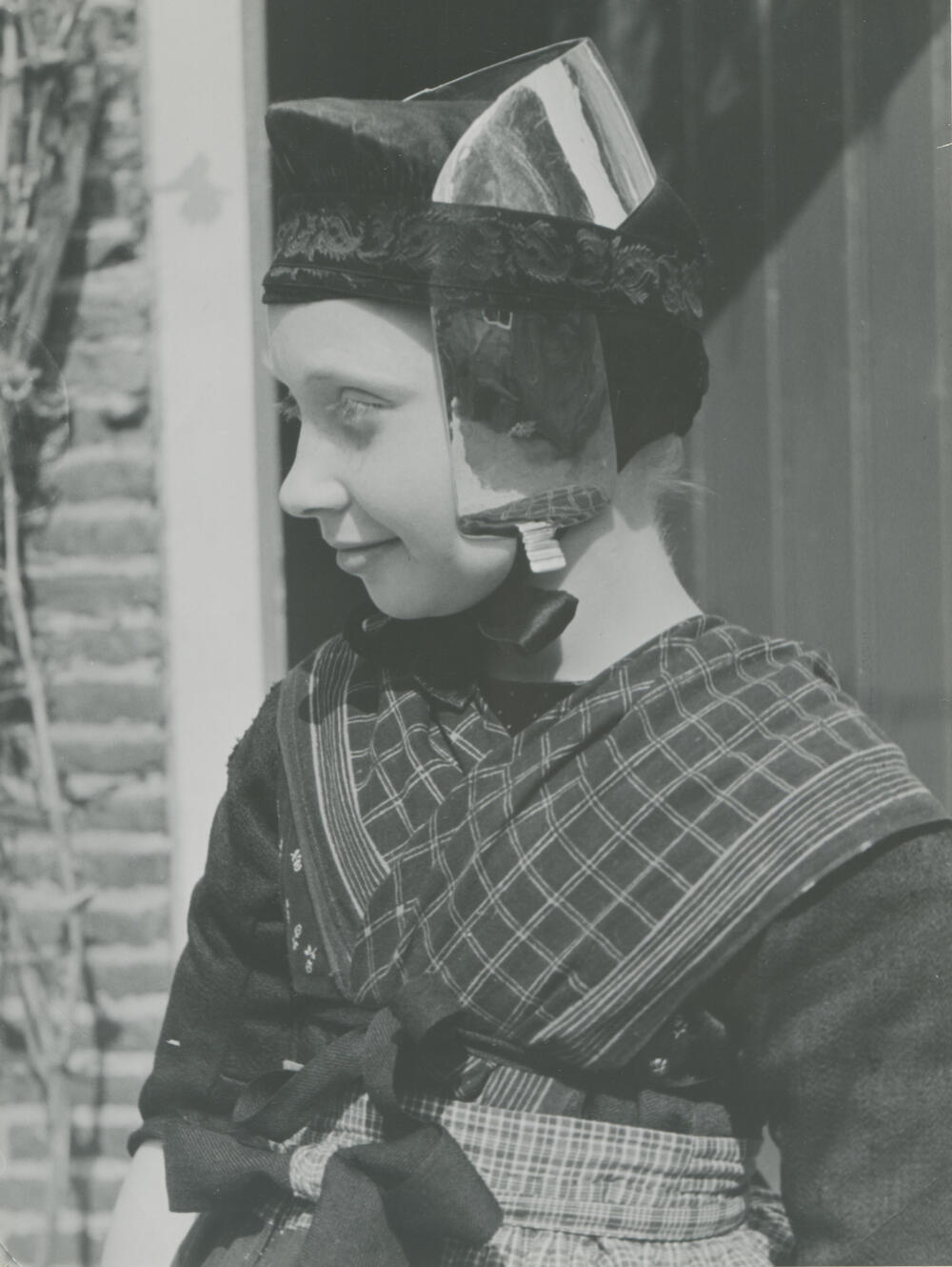 Jentje Timmerman in daagse dracht, Staphorst, 1944