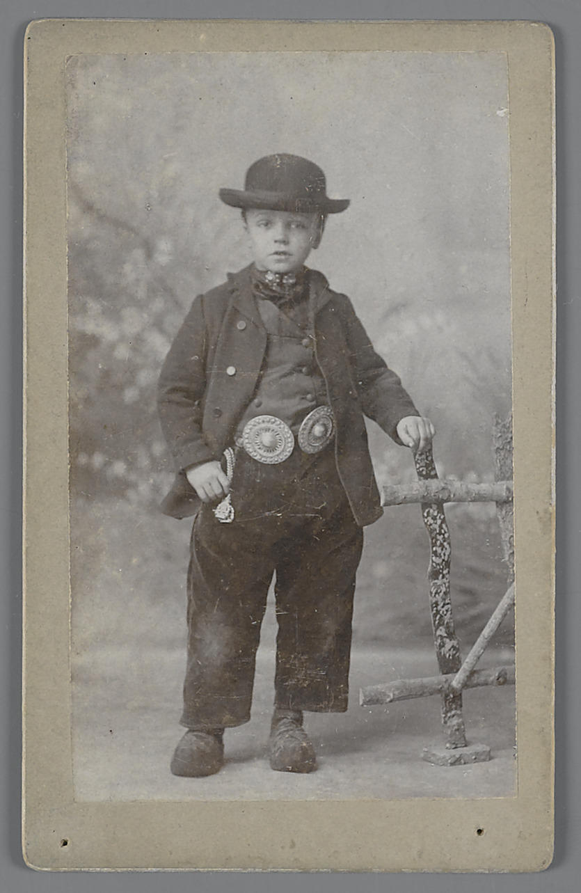 Jongen in Zuid-Bevelandse streekdracht, 1893–1942
