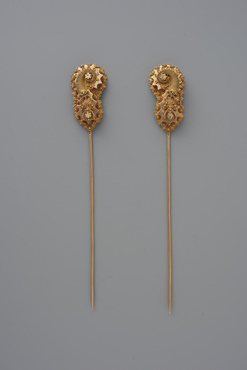 Paar gouden kapspelden, Scharwoude, 1880–1890