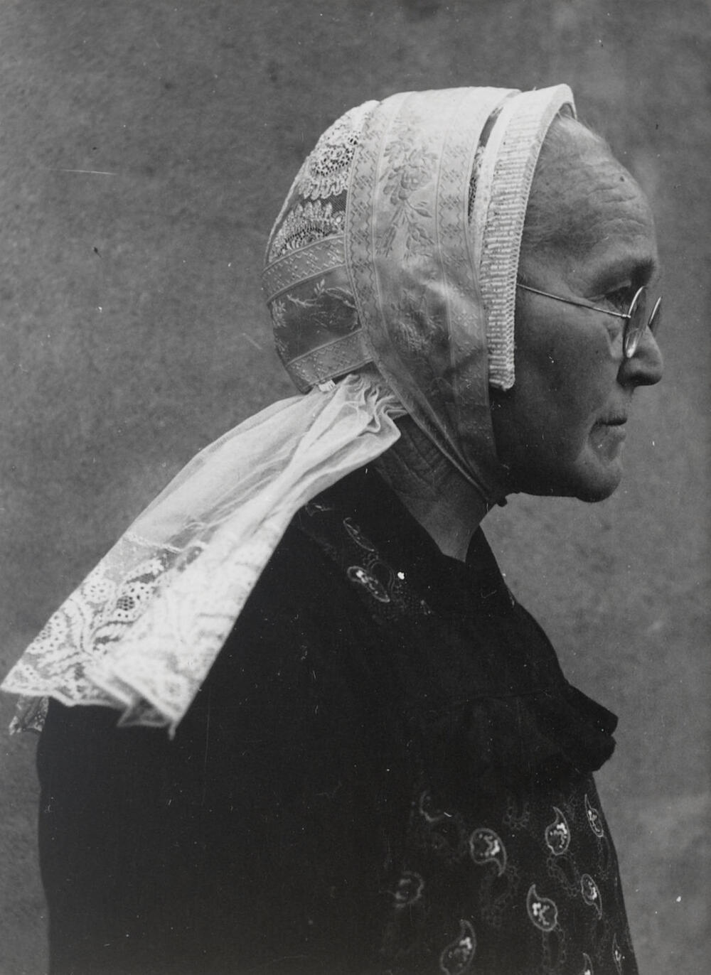 Weduwe Van der Scheer uit Veessen in Gelderse dracht, 1945
