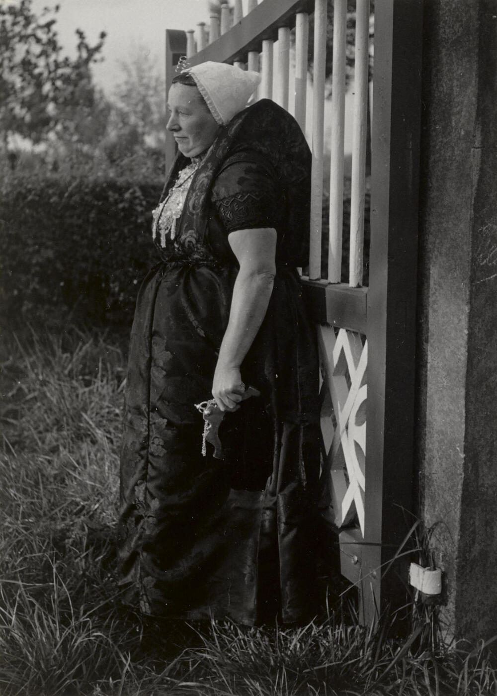 Suzanna van de Wege in Axelse streekdracht, 1950