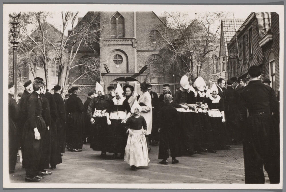 Het uitgaan der kerk in Volendam