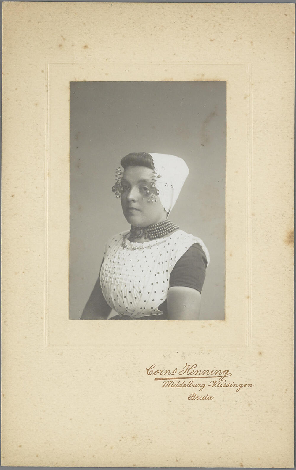 Vrouw Bosschaert in Walcherse streekdracht, 1910–1920