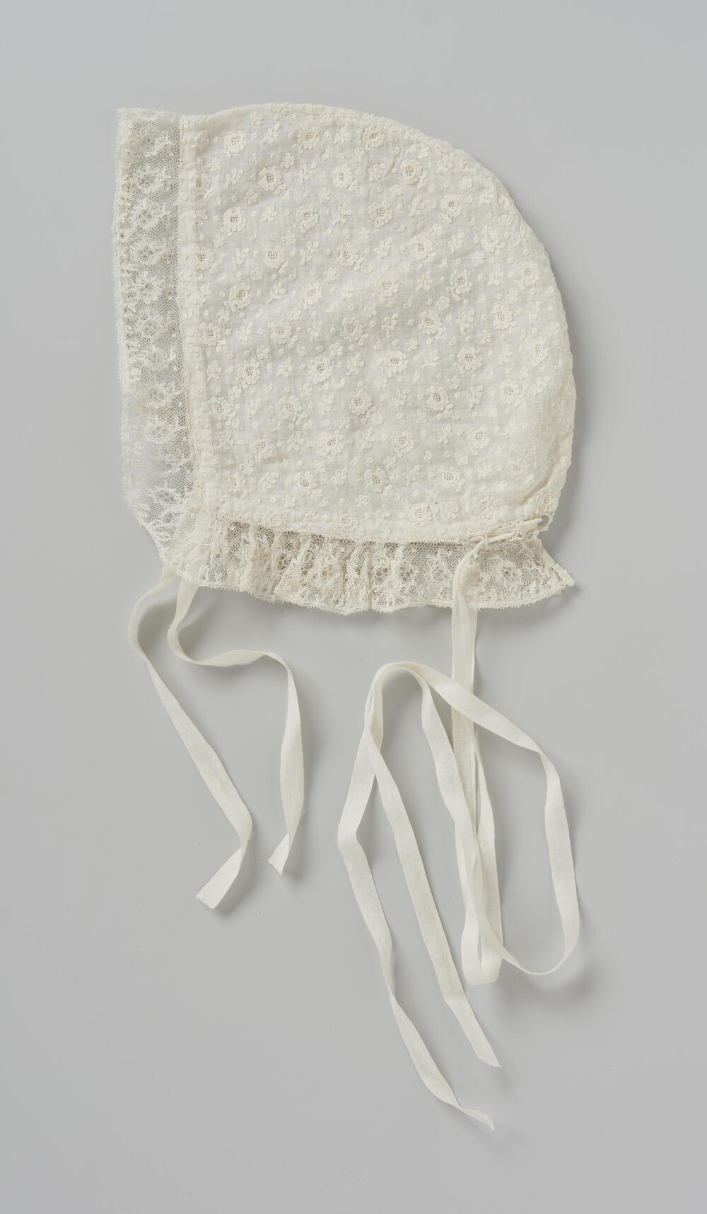 Morgenmuts van getamboereerd neteldoek, Drenthe, voor 1948