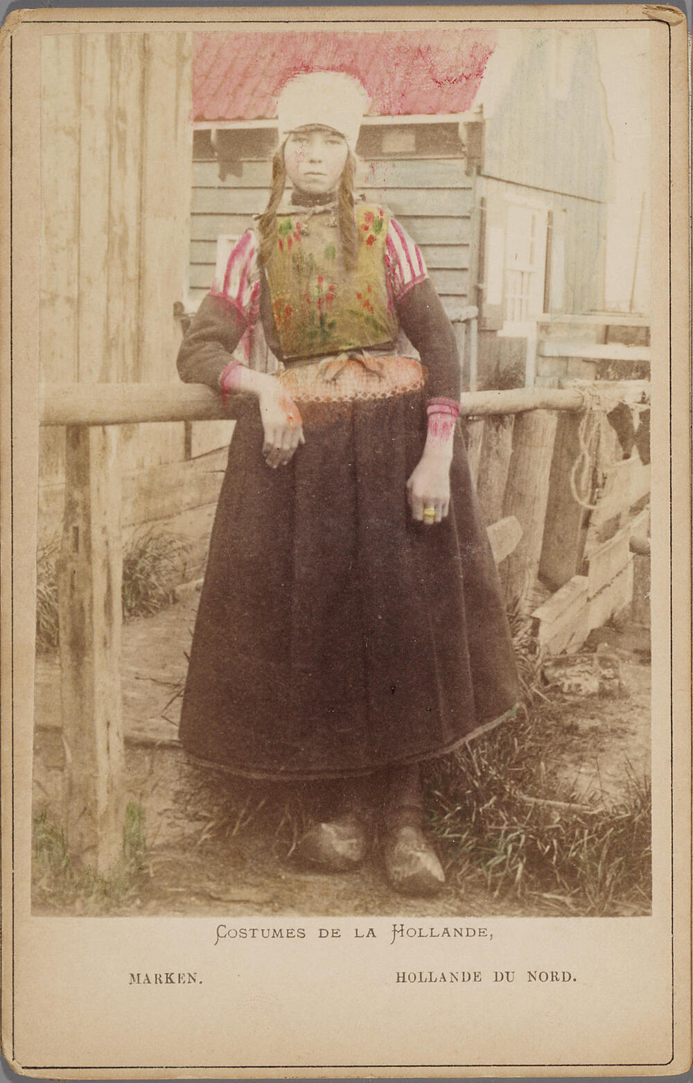 Vrouw in Marker streekdracht