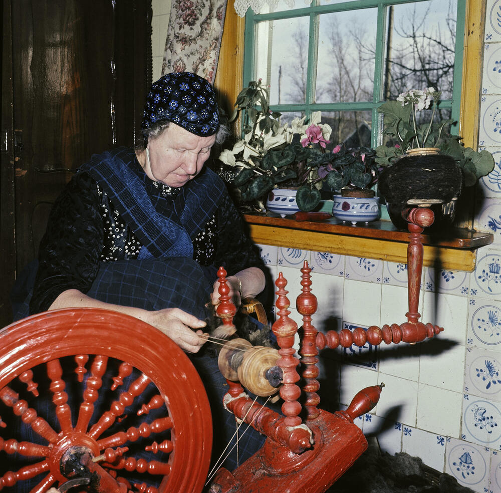 Niesje Compagner aan het spinnen, Staphorst, 1964–1965