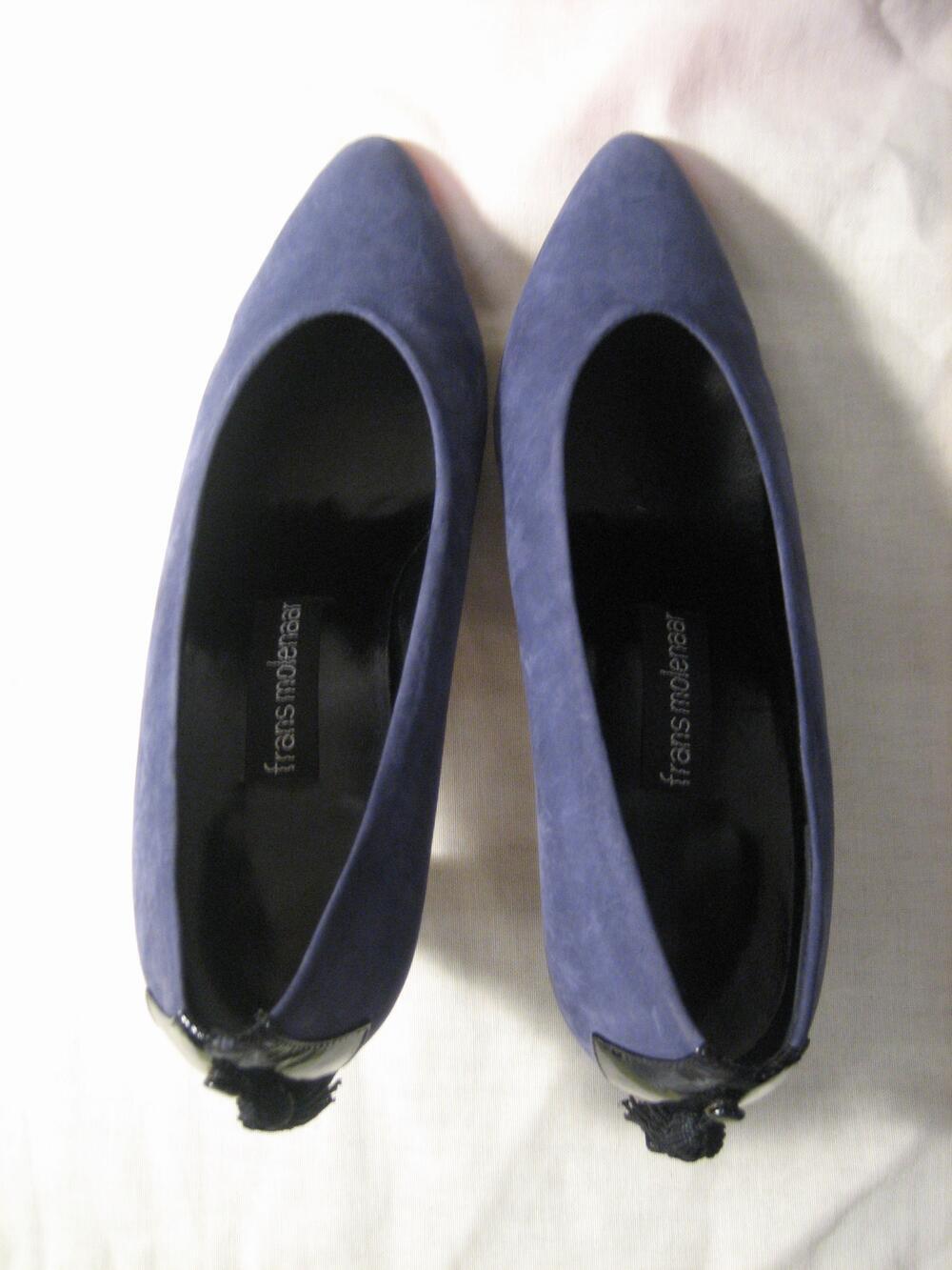 Een paar pumps, schoen met hoge hak, van blauw suede, hielstuk en deel van de hak bekleed met zwart…