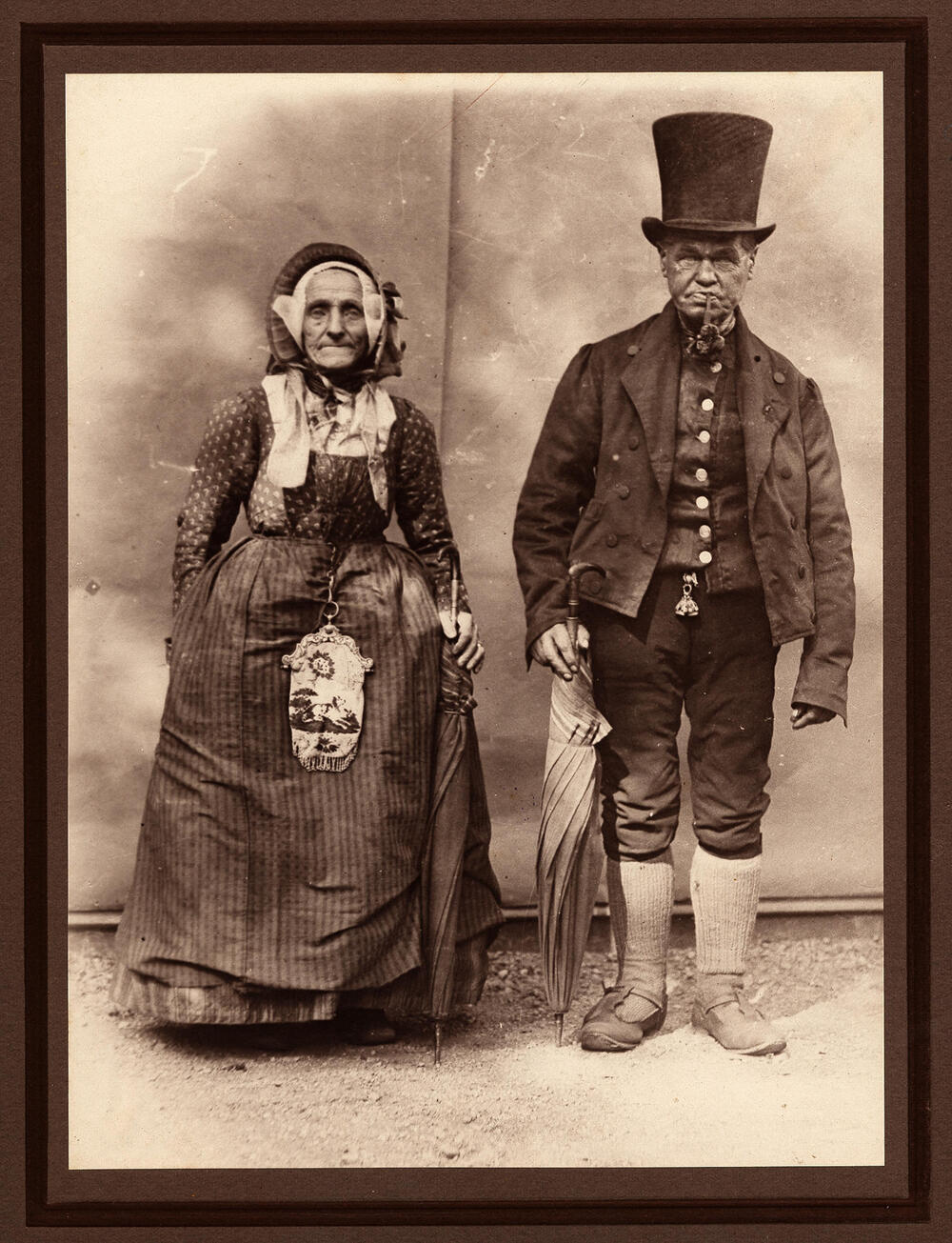 Echtpaar Koppen-Ruiter uit Blaricum in oude Gooise dracht, 1913
