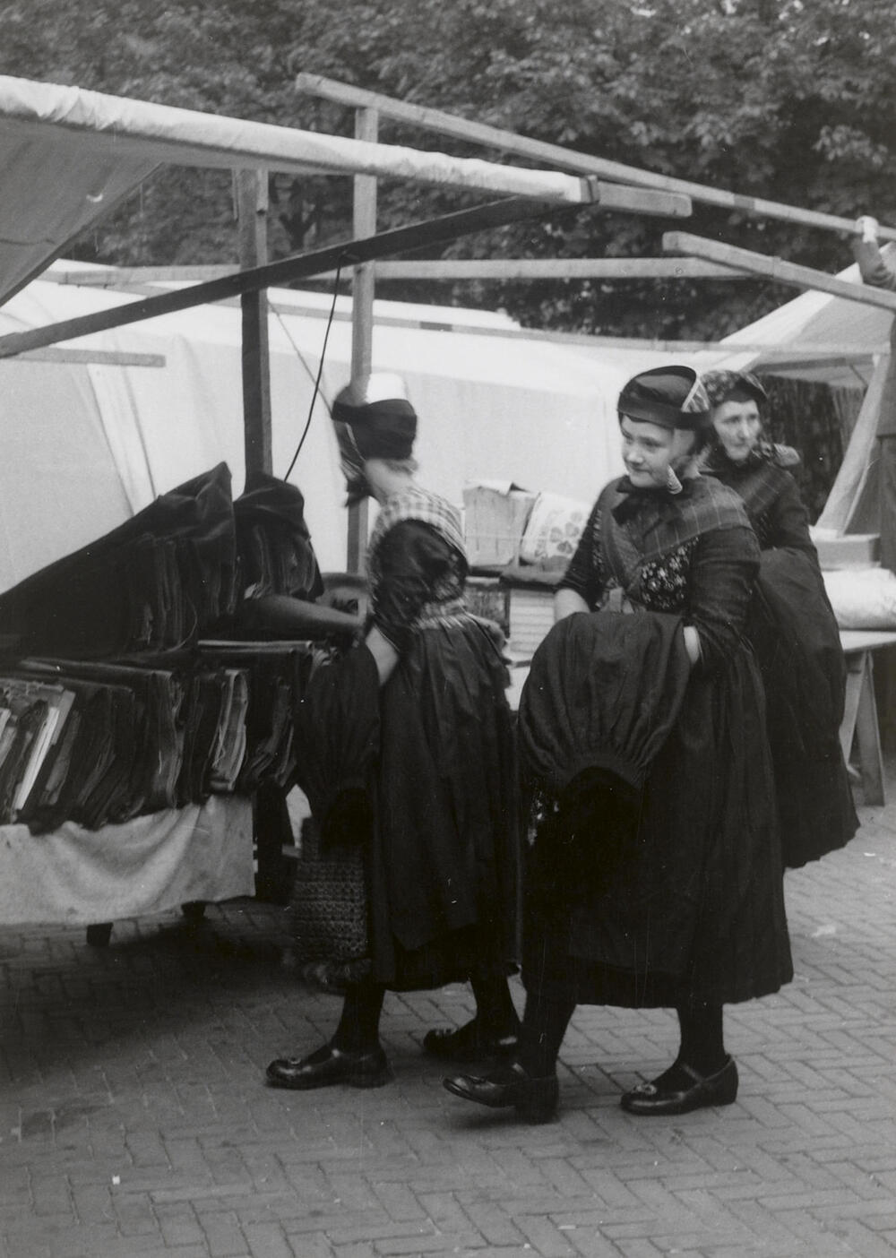 Vrouwen in Staphorster dracht op de markt, Zwolle, 1957
