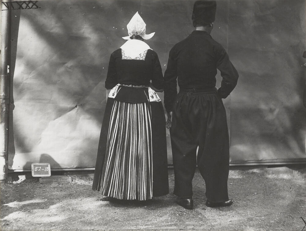 Vrouw en man in Volendammer dracht, 1913