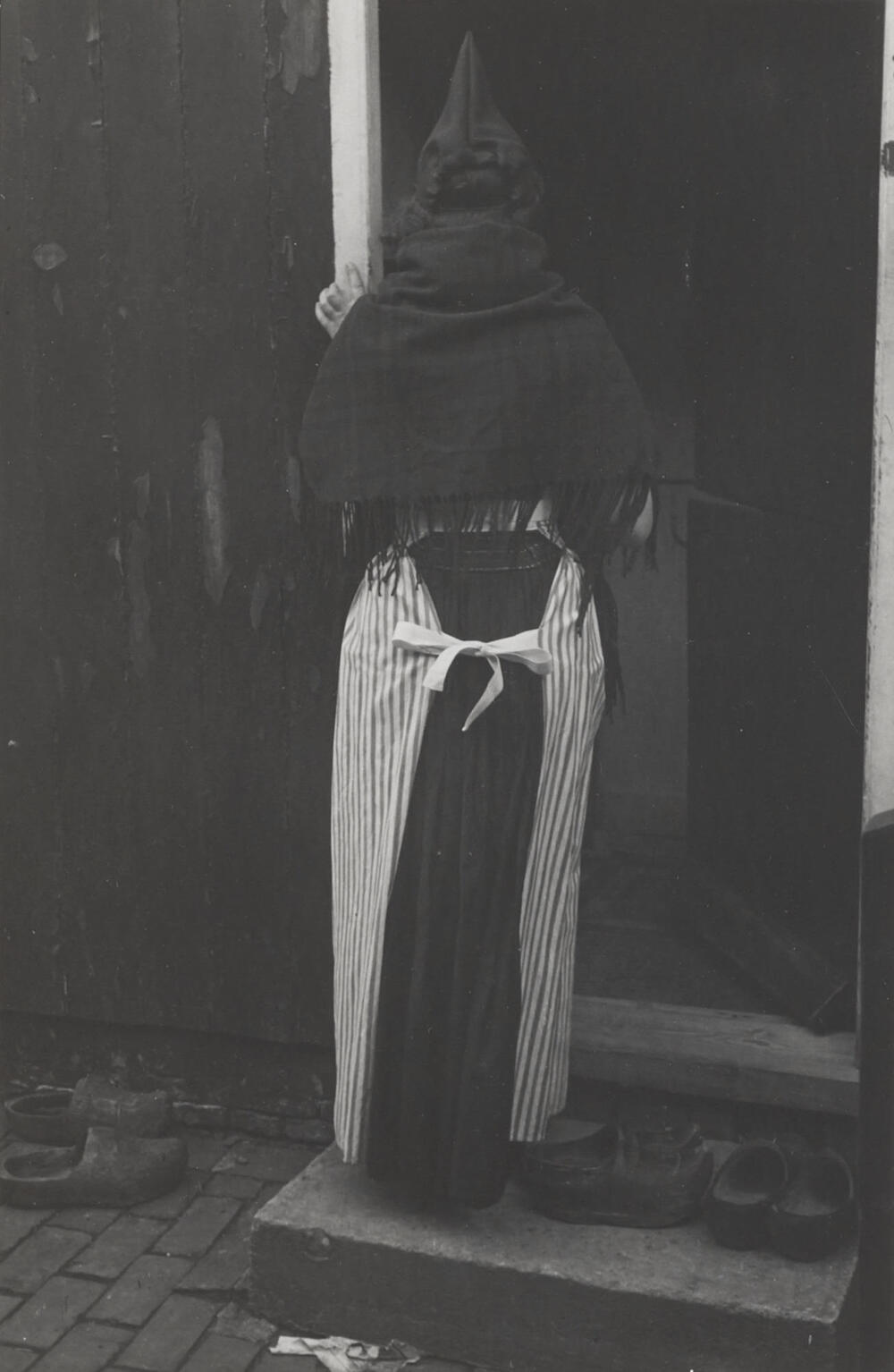 Vrouw in daagse dracht uit Volendam, 1946