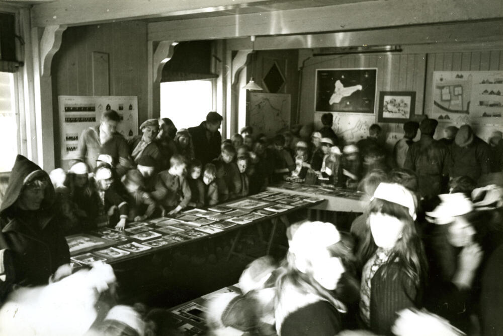 Groep schoolkinderen, Marken, 1944