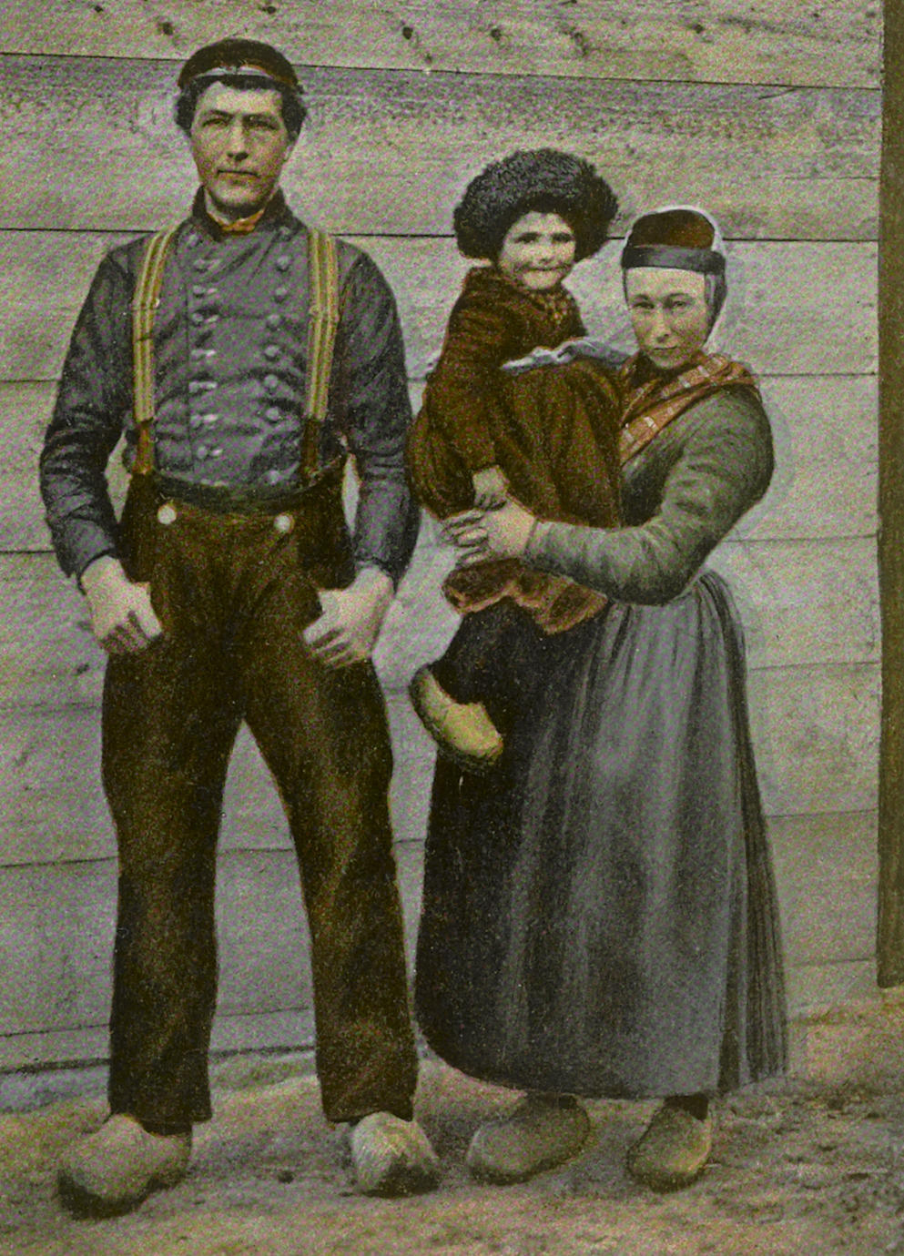 Man, vrouw en kind in streekdracht, Staphorst, 1895–1917