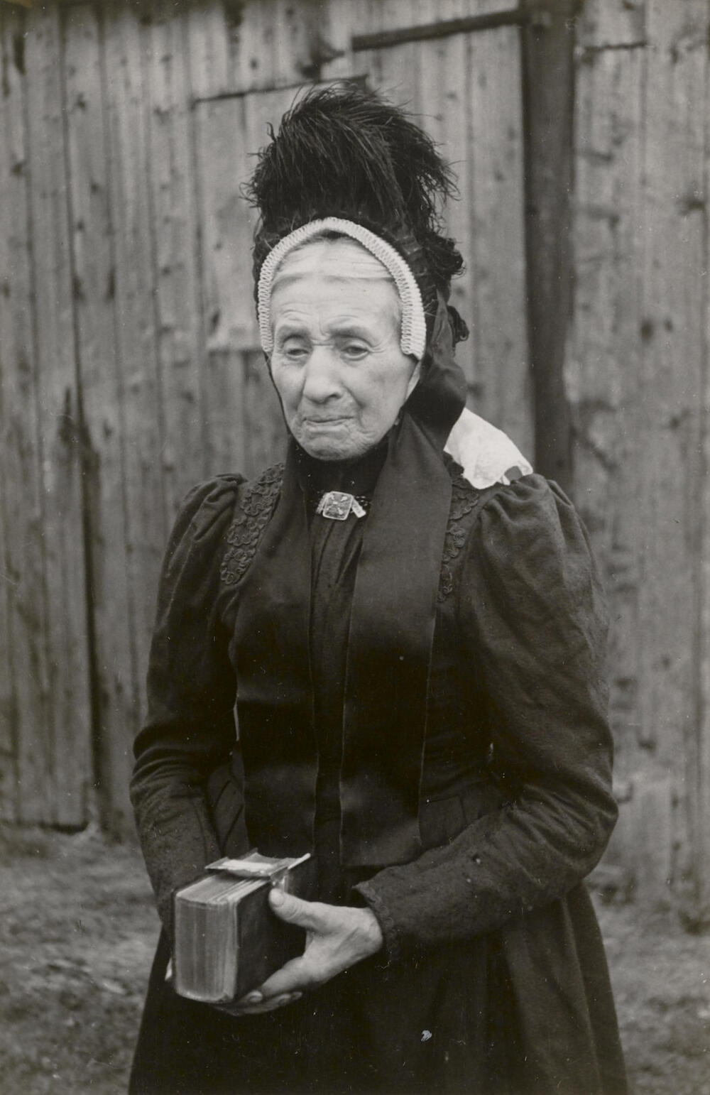 Mevrouw Simmelink uit Kotten in zondagse dracht, 1946