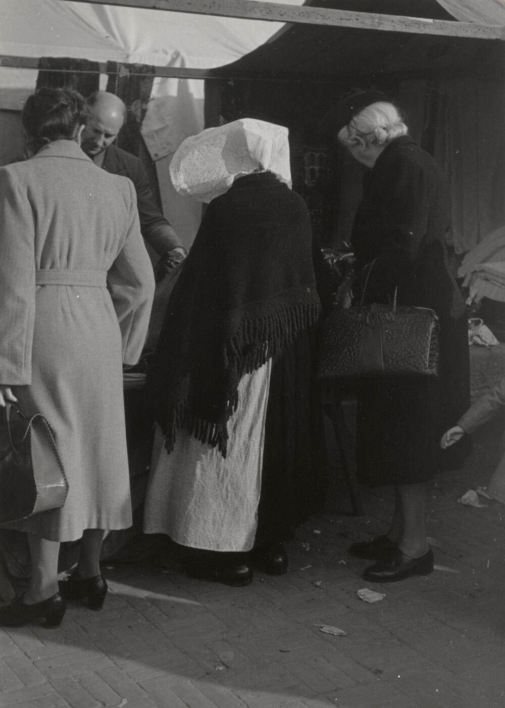 Vrouw in protestantse Zuid-Bevelandse dracht, Goes, 1950